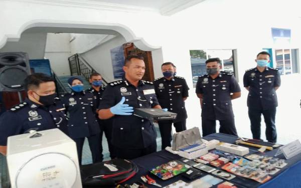Ketua Polis Daerah Petaling Jaya Asisten Komisioner Mohamad Fakhrudin Abdul Hamid menunjukkan kad pengenalan serta lesen memandu palsu dipercayai dibuat sendiri oleh seorang lelaki untuk menyewa kereta sebelum melakukan samun.