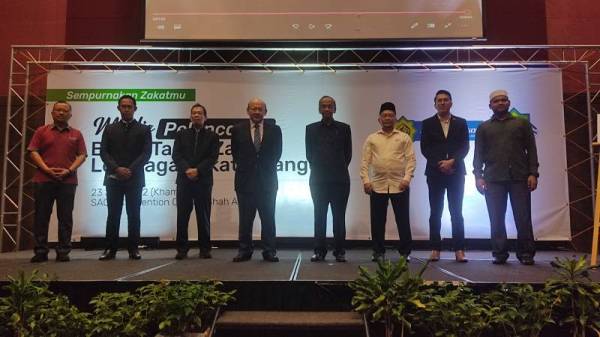 Syed Anwar (empat dari kiri) dan Mohd Sabirin (dua dari kiri) di Majlis Pelancaran Bulan Taksir Zakat LZS di Pusat Konvensyen Shah Alam (SACC) pada Khamis.