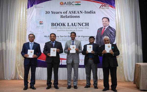 Vigneswaran (dua kiri) bersama Pesuruhjaya Tinggi India ke Malaysia BN Reddy (tengah) di majlis pelancaran buku 'ASEAN-India: Strengthening Partnership and Post-Pandemic Future' sempena 30 tahun hubungan ASEAN-India yang diadakan di Taman Botani Perdana, pada Khamis. - Foto Bernama