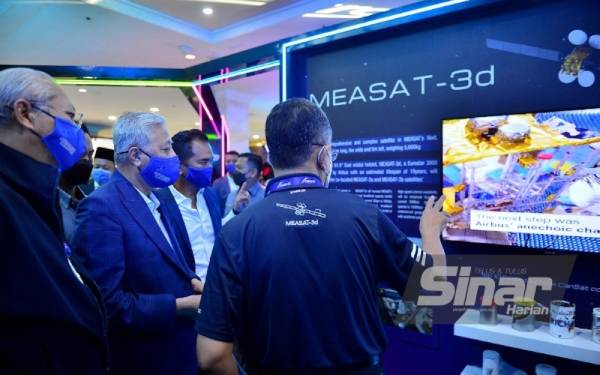 
Ismail Sabri diberi penerangan ketika menyaksikan pelancaran satelit Measat-3d dari Kourou, French Guiana di WTC pada Khamis.
