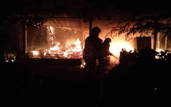 Anggota bomba bertungkus lumus memadamkan kebakaran berkenaan dan berjaya mengawal keadaan pada jam 8.43 malam. - Foto Bomba