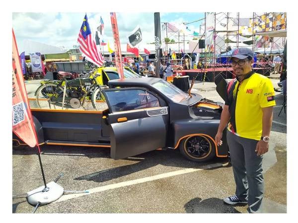 Mazli menunjukkan pameran yang disertai sempena Ekspo TVET@KPLB 2022 di Dataran Amanjaya Mall, Sungai Petani Kedah.
