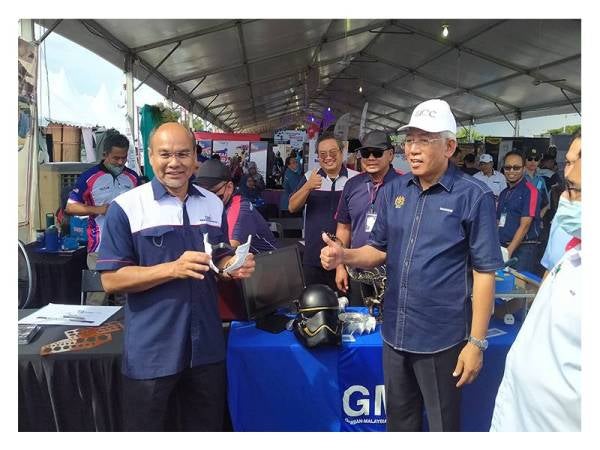 Mahdzir (kanan) melawat pameran agensi yang mengambil bahagian dalam Ekspo Institusi Pendidikan TVET@KPLB 2022 di Dataran Amanjaya Mall Sungai Petani Kedah.