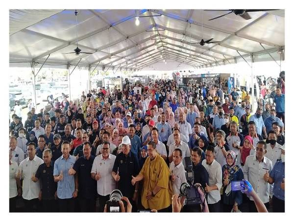 Mahdzir (tengah) ketika merasmikan Ekspo Institusi Pendidikan TVET@KPLB 2022 di Dataran Amanjaya Mall di sini, pada Khamis.