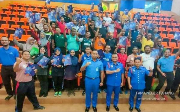 Saiful (depan, dua dari kanan) bersama kakitangan FAMA Pahang yang mengikuti kursus asas CDERT di bawah kendalian Angkatan Pertahanan Awam Malaysia (APM) Pahang pada Khamis. - Foto FAMA Pahang