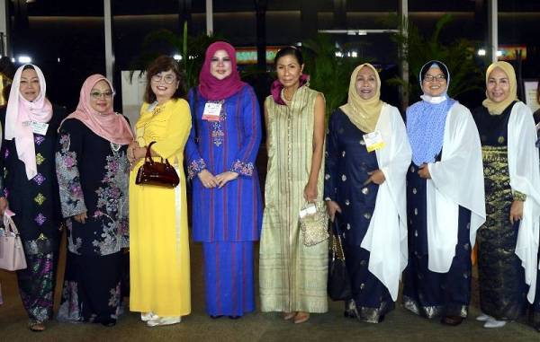 Rina (empat dari kiri) bergambar bersama delegasi Malaysia pada Majlis Makan Malam Gala Anugerah Kepimpinan Wanita Global di Bangkok pada Khamis. Turut hadir Naib Presiden Sidang Kemuncak Wanita Global (GSW), Kobkarn Wattanavrangkul (empat kanan). - Foto Bernama