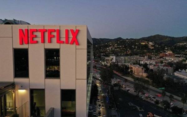 Bilangan pengguna Netflix semakin merosot antaranya ialah persaingan sengit dengan syarikat lain. - Foto AFP 