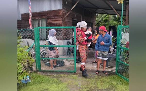 Pemindahan mangsa banjir di Jalan Perepat Teluk Panglima Garang, pada Jumaat.