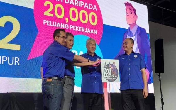 Ahmad Zahid (dua, kanan) menyempurnakan simbolik perasmian 'BN Youth Job Fair 2022' di WTC KL, pada Jumaat.
