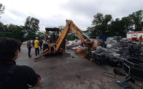 Barang kes yang telah selesai bernilai RM5.3 juta dilupuskan.