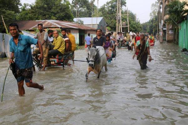 Kawasan kediaman penduduk digenangi air, terutama di utara Mymensingh dan wilayah timur laut Sylhet. Foto Reuters
