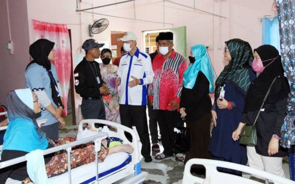 Lam Thye (tiga dari kiri) beramah mesra dengan penghuni semasa melawat Pusat Jagaan Warga Tua Selangor Relief Agency (SRA) di Kuala Selangor pada Jumaat.