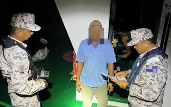 Maritim menahan sebuah bot tunda yang dikendalikan warga Indonesia tanpa kelulusan di Pulau Ketam, Selangor pada Khamis.