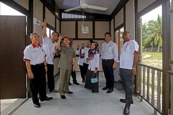 Jeck Seng (tiga dari kiri) meninjau sambil mendengar penerangan dari Timbalan Pengarah Pusat Biokomposit dan Gentian Lembaga Perindustrian Kayu Malaysia Dr Yeoh Beng Hoong (dua dari kiri) pada majlis perasmian Kiosk dan Pelancaran Buku Manual Pembinaan Kiosk daripada 'Wood Plastic Composite' (WPC) di Pantai Cahaya Negeri pada Jumaat.
-- fotoBERNAMA (2022) HAK CIPTA TERPELIHARA