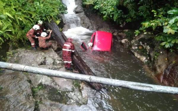 Sebuah kereta dilaporkan terjunam dalam anak sungai dipercayai terbabas ketika melalui Jalan Pahang, Tapah. Foto: Ihsan pembaca