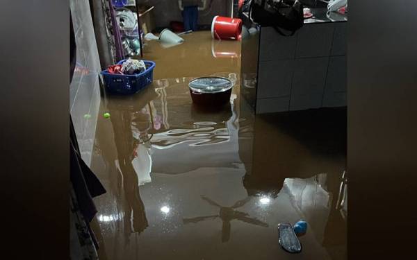 Bahagian dapur dalam rumah Zurina dinaiki air setinggi 0.25 meter pada jam 5 pagi.