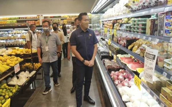 Mohd Shahar meninjau aktiviti jualan di sebuah pasar raya yang mengambil bahagian dalam PJKM pada Jumaat.