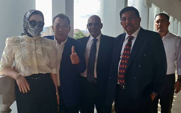 Zizie Izette (kiri) dan Bung Moktar (dua dari kiri) ditemani peguam dan rakan-rakan mereka ketika prosiding kes rasuah di Mahkamah Sesyen Kuala Lumpur pada Jumaat.