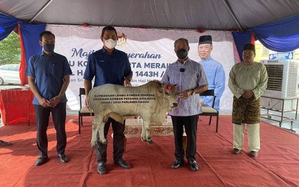 Muhyiddin (dua,kanan) menyerahkan replika lembu korban kepada ADUN Bukit Kepong, Datuk Dr Sahruddin Jamal (dua,kiri) sebagai simbolik penyerahan lembu korban di dalam kawasan Parlimen Pagoh pada Hari Raya Aidiladha tahun ini. -Foto Bernama