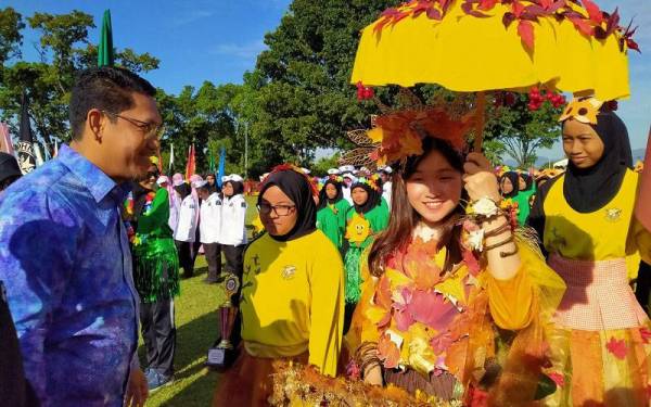 Ahmad Faizal memeriksa barisan Rumah Sukan ketika merasmikan Temasya Sukan Sekolah Menengah Kebangsaan Raja Perempuan pada Sabtu.