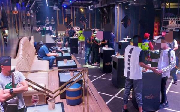 Polis menjalankan pemeriksaan semasa serbuan di sebuah premis bar di Bukit Bintang, Kuala Lumpur pada Jumaat.