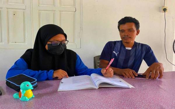 Nor Asmira yang menderita penyakit kanser payudara ditemani bapa mengulang kaji pelajaran sebagai persediaan menduduki peperiksaan STPM Ogos nanti.