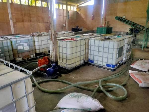 Minyak diesel sebanyak 16,980 liter dirampas dalam serbuan di sebuah premis di Tanjung Sepat, Kuala Langat pada Jumaat.