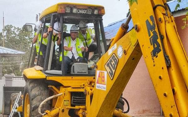 Wan Rosdy melakukan gimik pecah tanah projek naik taraf sistem bekalan air di kampung berkenaan di sini pada petang Sabtu.