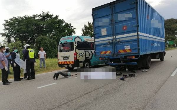 Mangsa disahkan meninggal dunia di tempat kejadian selepas motosikal ditunggang merempuh belakang lori membawa muatan tilam dalam kemalangan di Jalan Sungai Lembing, Kuantan pada petang Sabtu.