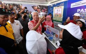 Perdana Menteri Datuk Seri Ismail Sabri Yaakob singgah di gerai pameran semasa menghadiri Karnival Jom Heboh dan Hari Rekreasi Putrajaya di Anjung Floria Putrajaya pada Sabtu. - Foto Bernama