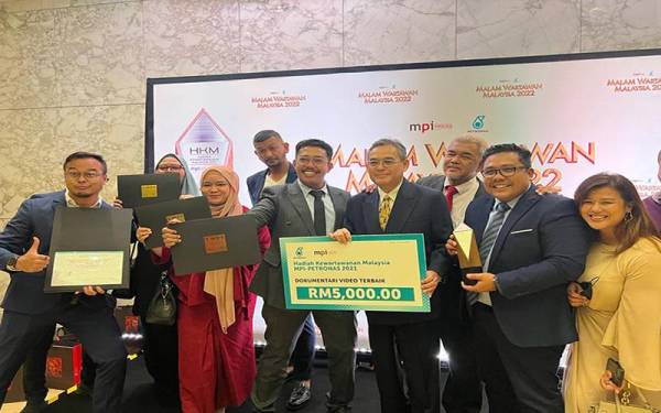 Ketua Pegawai Eksekutif Grup Sinar Karangkraf, Farah Hussamuddin (tiga dari kiri) dan Ketua Pengarang Kumpulan, Rozaid Rahman (empat dari kanan) bersama kru penerbitan dokumentari video Frontliners: Mati Hidup Semula yang memenangi Anugerah Emas HKM MPI-Petronas 2021 pada Jumaat.