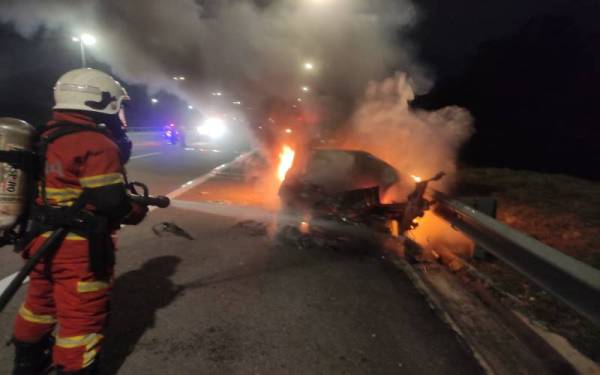 Anggota bomba menjalankan kerja memadamkan kebakaran melibatkan sebuah kereta dalam kejadian berhampiran Plaza Tol Lebuhraya Maju Expressway (Mex), pada Ahad.