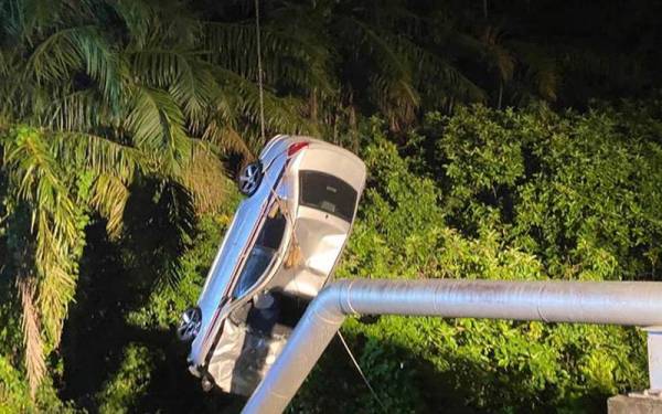 Kereta yang dinaiki tiga beranak itu terjunam ke dalam sungai di Jambatan Pantai Cicar.