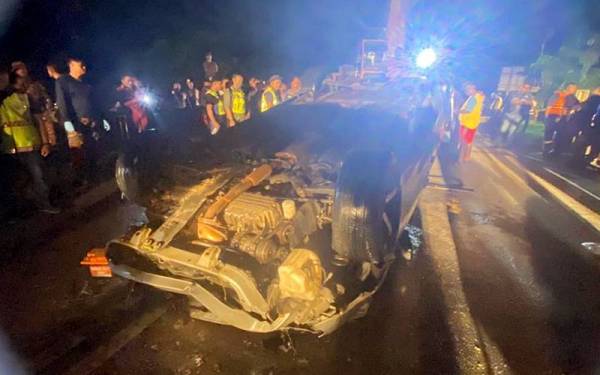 Keadaan kereta mangsa selepas dinaikkan menggunakan kren.