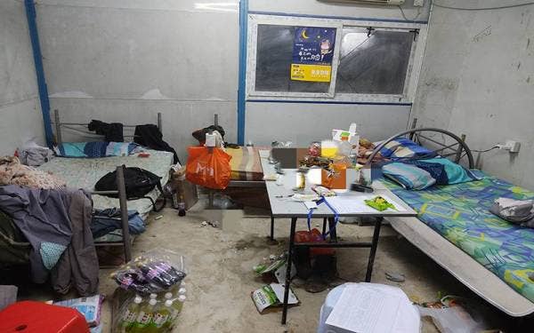 Keadaan bilik yang kotor dan bersepah di rumah kongsi warga asing di kawasan pembinaan di Kuala Langat.