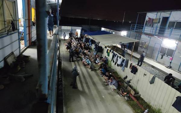 Imigresen Selangor menyerbu rumah kongsi warga asing di kawasan pembinaan di Kuala Langat pada Sabtu.