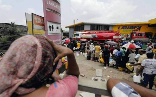 Sri Lanka tidak akan menerima penghantaran petrol, diesel dan minyak mentah, yang sepatutnya dijadualkan tiba minggu ini dan minggu depan. Foto fail Reuters