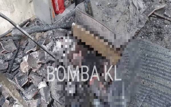 Kedua mangsa ditemui rentung dalam kebakaran melibatkan sebuah rumah banglo di Taman Gembira pada Ahad. - Foto Bomba KL