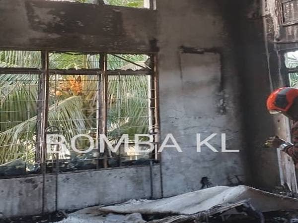 Seorang ibu dan anaknya rentung dalam kebakaran sebuah banglo di Taman Gembira, Jalan Klang Lama, KL, awal pagi Ahad. - Foto Bomba KL