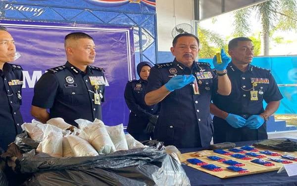 Muhamad Zaki (dua dari kanan) menunjukkan sebahagian daripada dadah yang dirampas selepas menahan seorang mekanik di Kampung Bendang Pulau, Palekbang, Tumpat.