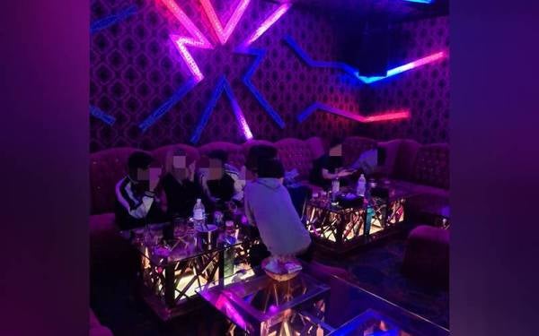 Seramai 72 individu terdiri daripada 32 pekerja dan 40 pelanggan turut diperiksa bagi proses dokumentasi.