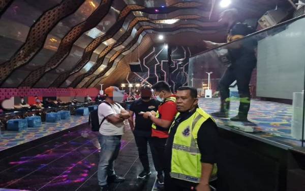 Polis menyerbu pusat karaoke di Jalan Ampang, Kuala Lumpur pada Ahad.