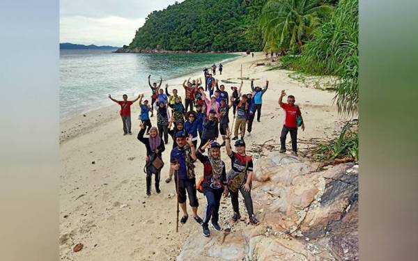 Peserta melakukan pelbagai sukan rekreasi sepanjang tiga hari MAFI Squid Game Fitness Hunt Challenge bermula 24 Jun di Pulau Bidong, Terengganu.