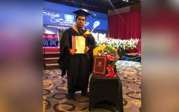 Azmi berdiri bersebelahan kerusi yang sepatutnya diduduki oleh arwah bapanya pada Majlis Konvokesyen Kolej Uniti Kota Bharu di Hotel The Grand Renai pada Ahad.