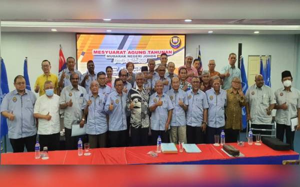 Abdul Ghani (tengah) bersama bekas-bekas wakil rakyat selepas merasmikan Mesyuarat Agung Mubarak Johor di Bangunan UMNO Johor, Johor Bahru pada Ahad.
