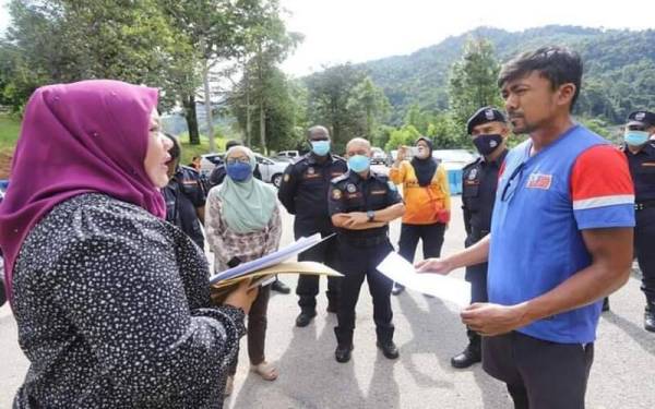 Operasi bersepadu aktiviti 'rope swing' di Jambatan Pertak, Hulu Selangor oleh MPHS bersama agensi berkaitan pada Jumaat.