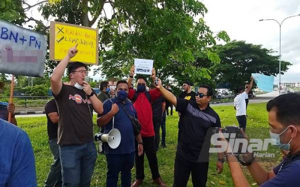 'Flash mob' turunkan harga barang yang diadakan di bulatan Seberang Jaya diklasifikasikan sebagai perhimpunan haram selepas tidak mendapat permit sah daripada polis.
