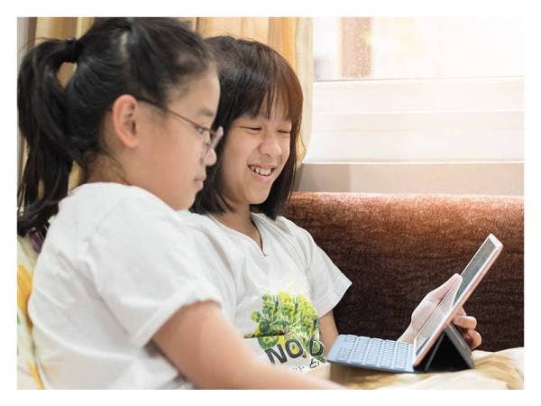 Kanak-kanak mudah terdedah kepada pelbagai ancaman siber ketika mereka melayari internet atau menggunakan platform sosial media.