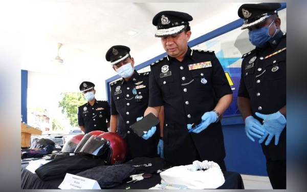 Hoong Fong (dua dari kanan) menunjukkan barangan yang dirampas dalam kes bunuh melibatkan mangsa seorang pelajar perempuan berumur 16 tahun pada sidang media di IPD Klang Selatan pada Isnin. - Foto Bernama