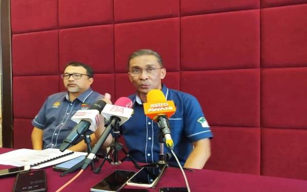 Takiyuddin (kanan) ketika sidang akhbar selepas menyempurnakan Majlis Penutup Kursus Malim Gunung Perhutanan Jabatan Perhutanan Semenanjung Malaysia di Hotel Grand Kampar, di sini pada Isnin.